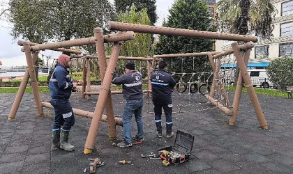 Kocaeli Büyükşehir Belediyesi ekipleri, çocuk oyun grupları ile açık hava spor alanlarındaki donatıların bakımlarını periyodik olarak yerine getiriyor.