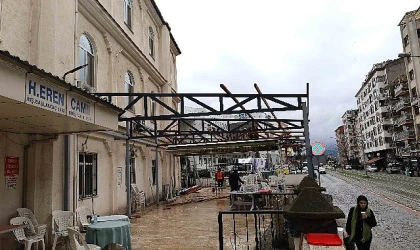 Kocaeli Büyükşehir Belediyesi, İzmit Eren Camii’nin bahçesine, özellikle cuma ve cenaze namazlarında vatandaşların yağmur ve aşırı sıcaklardan etkilenmemesi için sundurma kuruyor.