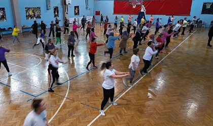 Menemen Belediyesi, kültür ve spor alanındaki çok sayıda ücretsiz kursuyla, ilçede yaşayan kadınlar, gençler ve çocuklara sağlıklı yaşam ve renkli aktiviteler hediye ediyor.