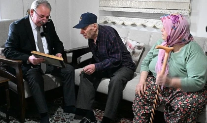Şehit aileleriyle sohbet eden Başkan Nurlu, şehitlerimizin isimlerinin yaşatılacağı parklar için alınan belediye meclis kararını ailelere teslim etti.