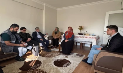 apısını çaldı, yüreklerine dokundu.