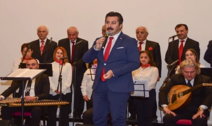 Başkan Özel, dinleyiciler tarafından ayakta alkışlandı.