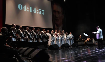 Depreme Ağıt, Geleceğe Umut' temasıyla gerçekleşen konserde, depremde hayatını kaybeden binlerce kişi yad edildi.