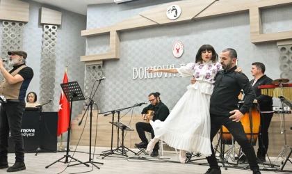 Grup İlyada, sanatçıların unutulmaz şarkılarını başarıyla seslendirdi.
