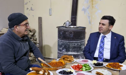 Hatay depremi sonrası Bilecik’e yerleşen Adil Kenziman’ı çalıştığı mobilya atölyesinde ziyaret etti.