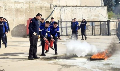 İzmir Büyükşehir Belediyesi zabıta ekipleri, yangın riskine karşı alınması gereken önlemler ile olası yangınlara karşı doğru müdahale tekniklerine yönelik eğitimden geçirildi.