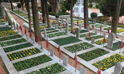Kocaeli şehitliğinde Mezarlık’taki şehitliklerinbakım, temizlik ve mevsimlik çiçek ekimlerini hassasiyetle gerçekleştiriyor.