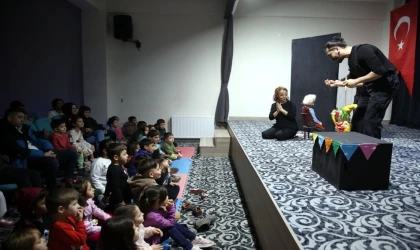 Pinokyo kukla oyununu izleyen çocuklar büyük keyif yaşadı.