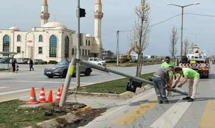 Sakarya’da kullanılamaz hale gelen trafik ışığına hızlı müdahale!