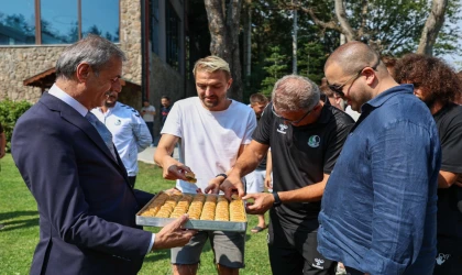 Başkan Alemdar’dan Bolu kampına baklavalı moral