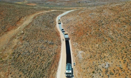 Malatya’da bozulan yollara sıcak asfalt
