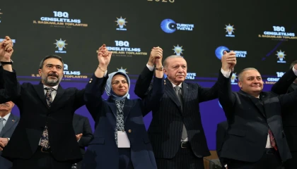 AK Parti’ye üç belediye başkanı daha katıldı... Rozetleri Erdoğan taktı