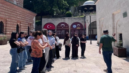 Bursa Yıldırımlı gençler tarihi yerinde keşfediyor