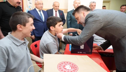 Bursa’da Başkan Vekili Biba öğrencilerin karne heyecanına ortak oldu