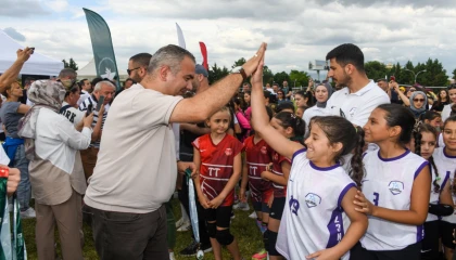 Bursa’da Mini Voleybol Şenliği’nde çocuklar madalyalarını aldı