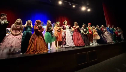 Çayırovalı genç tiyatrocuların performansı büyük alkış aldı
