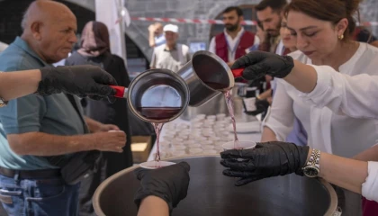 Diyarbakır’da Ulu Cami önünde reyhan şerbeti ikramı