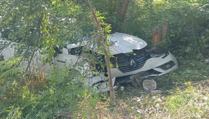 Düzce’de otomobil şarampole kaydı: 3 yaralı!