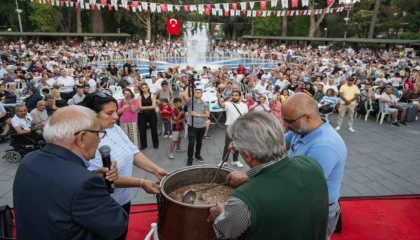 İzmir Bornova’da 3500 kişilik aşure sofrası kuruldu