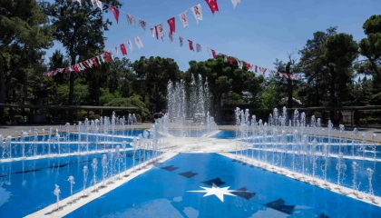 İzmir Bornova’da Büyükpark’in simge havuzu yenilendi