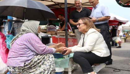 İzmir Güzelbahçe’de Başkan Vekili Akın’dan semt pazarlarına ziyaret