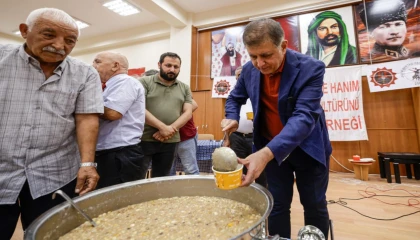 İzmir’de Başkan Tugay aşure lokmasını paylaştı