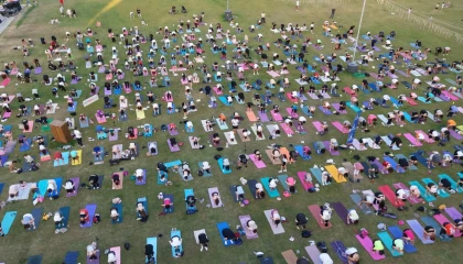 İzmir’de matlar çimlere serildi Kültürpark’ta yoga rüzgârı esti
