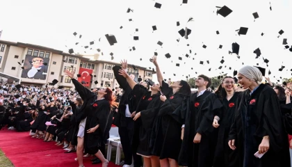 Koç Üniversitesi’nde 32’inci dönem mezuniyet sevinci
