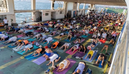 Körfez’in mavisinde 400 kişilik yoga buluşması