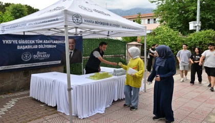 Manisa’da YKS adaylarına su ve limonata ikramı