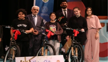 Sakarya’da bilim çocukları ödüllerine kavuştu