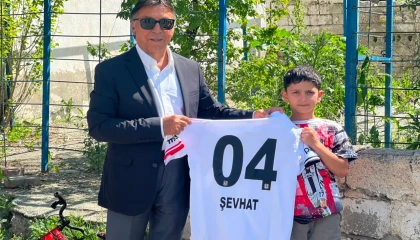 Seyit Ateş, Ağrılı taraftar Şevhat’ın Beşiktaş forması hayalini gerçekleştirdi