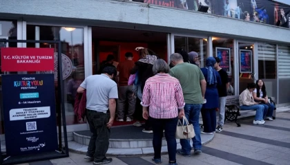Trabzon’da ’İnsancıklar’ tiyatro severlerle buluştu