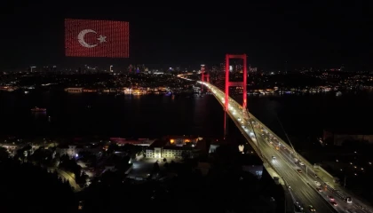 15 Temmuz Şehitler Köprüsü semalarında dronlarla ışık gösterisi büyüledi
