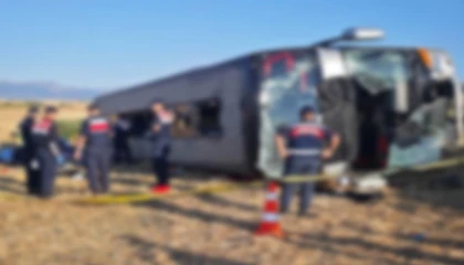 Amasya’da yolcu otobüsü devrildi: 46 yaralı, 2’sinin durumu ağır