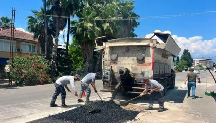 Antalya Finike’de yollar yenileniyor bordürler boyanıyor