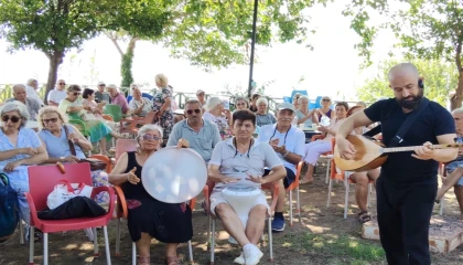 Antalya Muratpaşa’da yaşlılar türkülerle buluşuyor