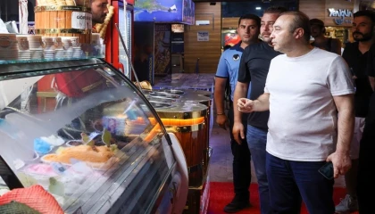 Antalya zabıtasından kaldırım işgallerine sıkı denetim