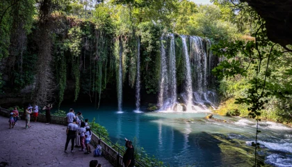 Antalya’da Düden Şelalesi ziyaretçilerini ağırlıyor