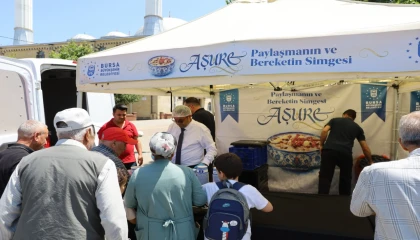 Bursa Büyükşehir’in aşure geleneği Şirinevler’de yaşatıldı