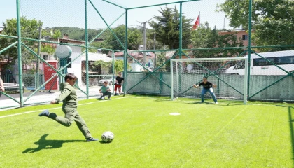 Bursa Osmangazi’de bir halı saha hizmeti daha