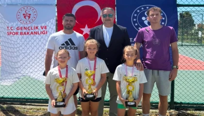 Bursa Osmangazi’nin raketleri madalyaları topladı