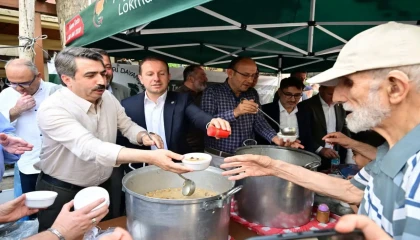 Bursa Yıldırım’da Dr. Sadık Ahmet ve Şehit Mustafa Canbaz anısına aşure ikramı