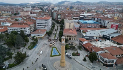 Çorum’da Gazi Caddesi’nde gece asfalt çalışması