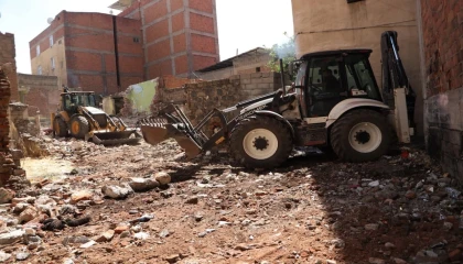 Diyarbakır Muradiye’de metruk binalar yıkılıyor