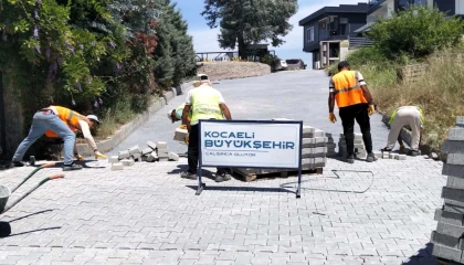 Gölcük Halıdere’de 3 sokakta parke yollar yenilendi