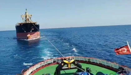 İstanbul Boğazı girişinde arızalanan kuru yük gemisi güvenli bölgeye çekildi