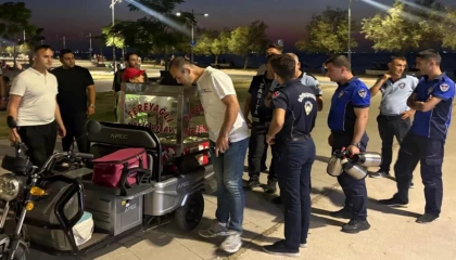 İzmir Karantina Parkı’nda izinsiz seyyar satışa ortak denetim