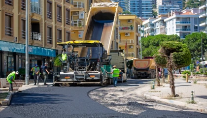İzmir Narlıdere’de asfalt mesaisi hız kesmiyor