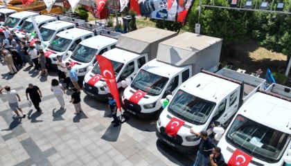 İzmit’in araç filosunu 400’e çıkardı... Yeni hizmet araçları tanıtıldı